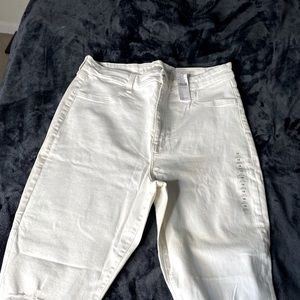 White Curvy ripped knee American Eagle pants
